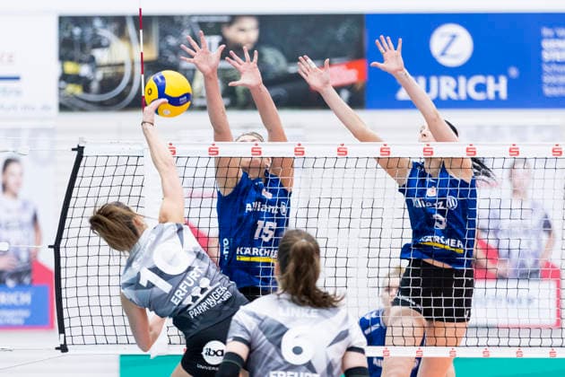 1. Volleyball Bundesliga Frauen Playoffs Viertelfinale: Schwarz-Weiss Erfurt vs. Allianz MTV Stuttgart; Erfurt; 25.03.2026 Kinga Szücs ( 10; Schwarz-Weiss Erfurt) gegen Melani Shaffmaster ( 15; Allianz MTV Stuttgart) (Bildmitte) und Jasmine Gross ( 3; Allianz MTV Stuttgart) (rechts) 1. Volleyball Bundesliga Frauen Playoffs Viertelfinale: Schwarz-Weiss Erfurt vs. Allianz MTV Stuttgart; Riethsporthalle Erfurt; 25.03.2026 Copyright: xBEAUTIFULxSPORTS Duehringx