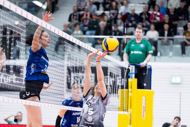 1. Volleyball Bundesliga Frauen Playoffs Viertelfinale: Schwarz-Weiss Erfurt vs. Allianz MTV Stuttgart; Erfurt; 25.03.2026 Jasmine Gross ( 3; Allianz MTV Stuttgart) gegen Emilie Respaut ( 5; Schwarz-Weiss Erfurt) 1. Volleyball Bundesliga Frauen Playoffs Viertelfinale: Schwarz-Weiss Erfurt vs. Allianz MTV Stuttgart; Riethsporthalle Erfurt; 25.03.2026 Copyright: xBEAUTIFULxSPORTS Duehringx