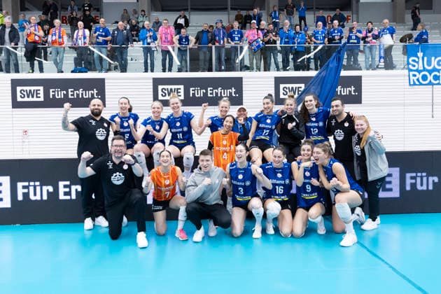 1. Volleyball Bundesliga Frauen Playoffs Viertelfinale: Schwarz-Weiss Erfurt vs. Allianz MTV Stuttgart; Erfurt; 25.03.2026 Siegerfoto Allianz MTV Stuttgart 1. Volleyball Bundesliga Frauen Playoffs Viertelfinale: Schwarz-Weiss Erfurt vs. Allianz MTV Stuttgart; Riethsporthalle Erfurt; 25.03.2026 Copyright: xBEAUTIFULxSPORTS Duehringx