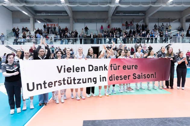 1. Volleyball Bundesliga Frauen Playoffs Viertelfinale: Schwarz-Weiss Erfurt vs. Allianz MTV Stuttgart; Erfurt; 25.03.2026 Dankeschön an die Zuschauer Schwarz-Weiss Erfurt 1. Volleyball Bundesliga Frauen Playoffs Viertelfinale: Schwarz-Weiss Erfurt vs. Allianz MTV Stuttgart; Riethsporthalle Erfurt; 25.03.2026 Copyright: xBEAUTIFULxSPORTS Duehringx