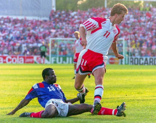 920617 Football, UEFA EURO, EM, Europameisterschaft,Fussball 1992, Group 1, Denmark - France 2-1: Denmarks Brian Laudrup against Basile Boli of France. Photo: BILDBYRAN M027_08 m025_08 scanx fotboll em em92 em 92 em 1992 em1992 danmark frankrike bbeng dia football soccer sverige sweden denmark v france group 1 euro uefa euro 1992 euro1992 euro92 european championships europamâˆöÂßsterskap malmo stadium malmâˆöâˆ‚ stadion malmo june 17 1992 *** 920617 Football, Uefa EURO 1992, Group 1, Denmark France 2 1 Denmarks Brian Laudrup against Basile Boli of France Photo BILDBYRAN M027 08 m025 08 scanx fotboll em em92 em 92 em 1992 em1992 danmark frankrike bbeng dia football soccer sverige sweden denmark v france group 1 euro uefa euro 1992 euro1992 euro92 european championships europamâˆöÂßsterskap malmo stadium malmâˆöâˆ stadion malmo june 17 1992  Copyright: BILDBYRAN BB920617BB142