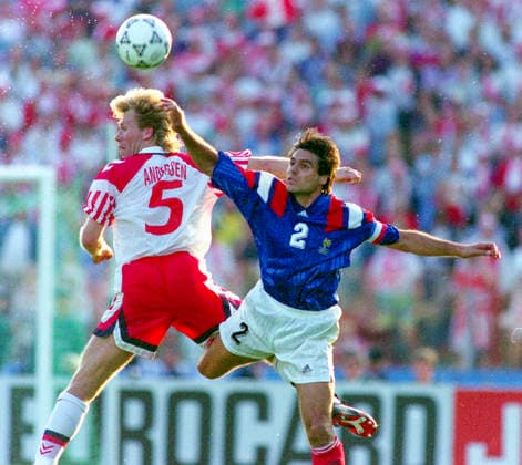 920617 Football, UEFA EURO, EM, Europameisterschaft,Fussball 1992, Group 1, Denmark - France 2-1: Denmarks Henrik Andersen (L) against Manuel Amoros of France in an aerial duel. Photo: BILDBYRAN M027_08 m025_08 scanx fotboll em em92 em 92 em 1992 em1992 danmark frankrike bbeng dia football soccer sverige sweden denmark v france group 1 euro uefa euro 1992 euro1992 euro92 european championships europamâˆöÂßsterskap malmo stadium malmâˆöâˆ‚ stadion malmo june 17 1992 *** 920617 Football, Uefa EURO 1992, Group 1, Denmark France 2 1 Denmarks Henrik Andersen L against Manuel Amoros of France in an aerial duel Photo BILDBYRAN M027 08 m025 08 scanx fotboll em em92 em 92 em 1992 em1992 danmark frankrike bbeng dia football soccer sverige sweden denmark v france group 1 euro uefa euro 1992 euro1992 euro92 european championships europamâˆöÂßsterskap malmo stadium malmâˆöâˆ stadion malmo june 17 1992  Copyright: BILDBYRAN BB920617BB154