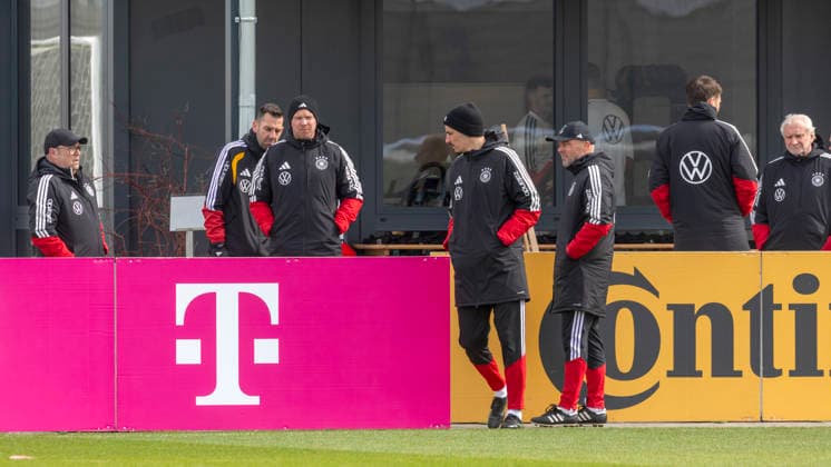 Reportage 26.03.2026 Abschlusstraining der Deutschen Männer Nationalmannschaft in Herzogenaurach vor dem Spiel gegen die Schweiz Der Betreuerstab des DFB rund um Julian Nagelsmann (dritter, links) und Rudi Völler (rechts) Herzogenaurach Bayern Deutschland