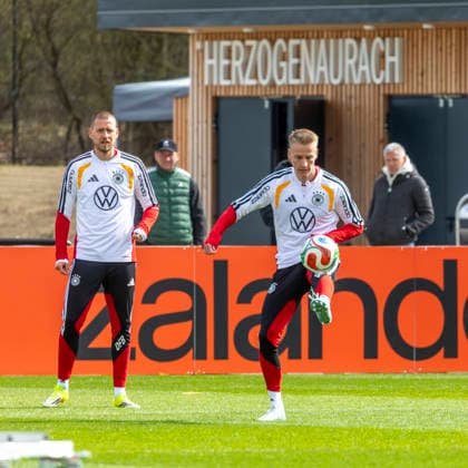 Reportage 26.03.2026 Abschlusstraining der Deutschen Männer Nationalmannschaft in Herzogenaurach vor dem Spiel gegen die Schweiz Bei adidas in Herzogenaurach: Waldemar Anton und Chris Führich Herzogenaurach Bayern Deutschland