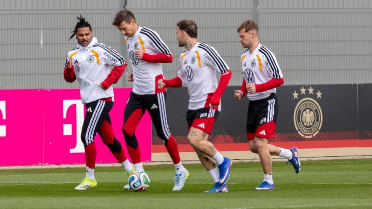 Reportage 26.03.2026 Abschlusstraining der Deutschen Männer Nationalmannschaft in Herzogenaurach vor dem Spiel gegen die Schweiz Warmlaufen mit Serge Gnabry, Leon Goretzka, David Raum und Joshua Kimmich Herzogenaurach Bayern Deutschland