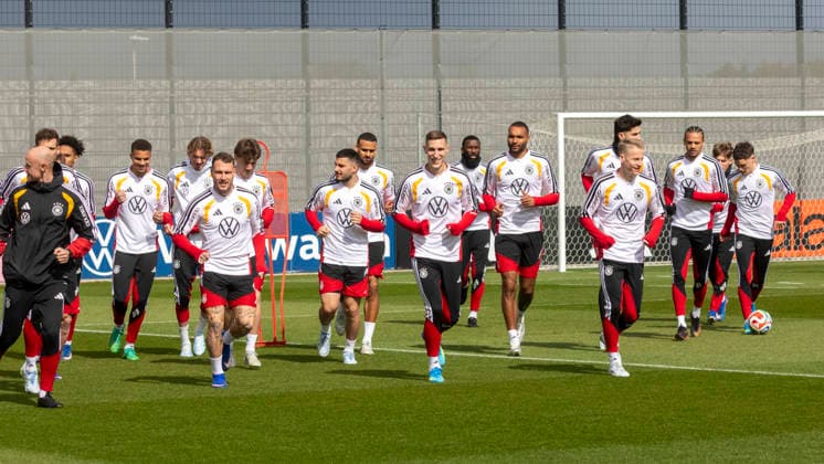 Reportage 26.03.2026 Abschlusstraining der Deutschen Männer Nationalmannschaft in Herzogenaurach vor dem Spiel gegen die Schweiz Die Mannschaft beim Warmlaufen Herzogenaurach Bayern Deutschland