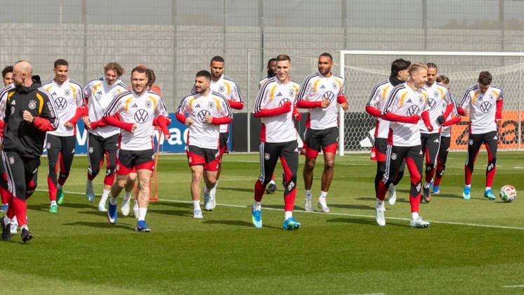 Reportage 26.03.2026 Abschlusstraining der Deutschen Männer Nationalmannschaft in Herzogenaurach vor dem Spiel gegen die Schweiz Die Mannschaft beim Warmlaufen Herzogenaurach Bayern Deutschland
