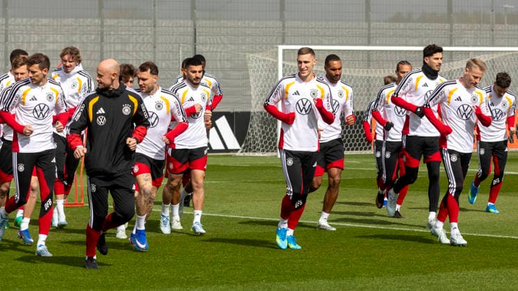 Reportage 26.03.2026 Abschlusstraining der Deutschen Männer Nationalmannschaft in Herzogenaurach vor dem Spiel gegen die Schweiz Die Mannschaft beim Warmlaufen Herzogenaurach Bayern Deutschland