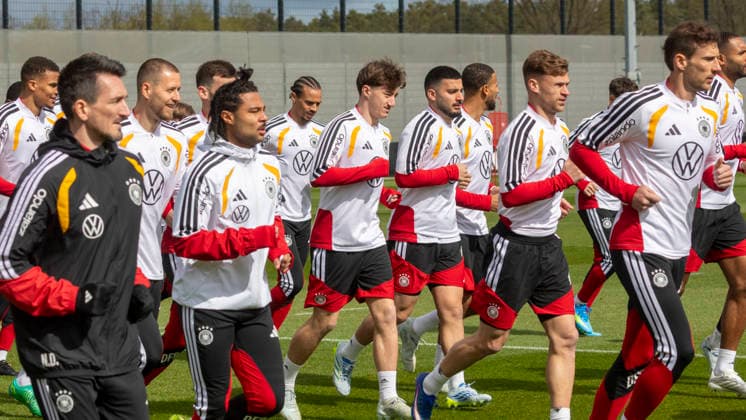 Reportage 26.03.2026 Abschlusstraining der Deutschen Männer Nationalmannschaft in Herzogenaurach vor dem Spiel gegen die Schweiz Die Mannschaft beim Warmlaufen Herzogenaurach Bayern Deutschland
