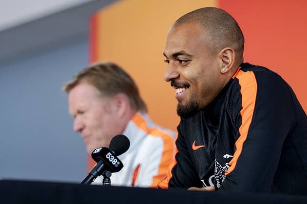 ZEIST - National coach Ronald Koeman and Donyell Malen of the Dutch national team, Nationalteam look ahead to the friendly match against Norway. ROBIN VAN LONKHUIJSEN ANP xVIxANPxSportx xxANPxIVx 554390872 originalFilename: 554390872.jpg