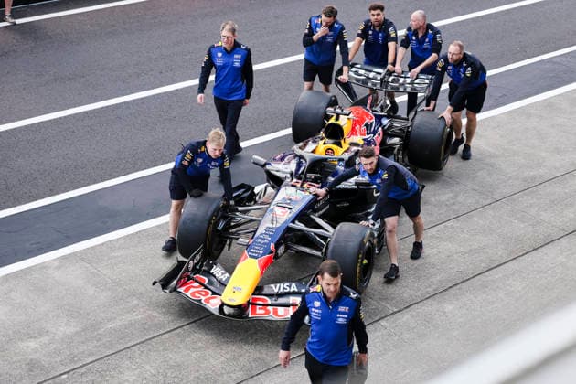 March 26, 2026, Suzuka, Mie, Japan: Red Bull Racing mechanics prepare to push the car of MAX VERSTAPPEN into the garage for setup work during the Formula 1 Japanese Grand Prix at Suzuka Circuit. Suzuka Japan - ZUMAh201 20260326_zsp_h201_024 Copyright: xYichinxHoux