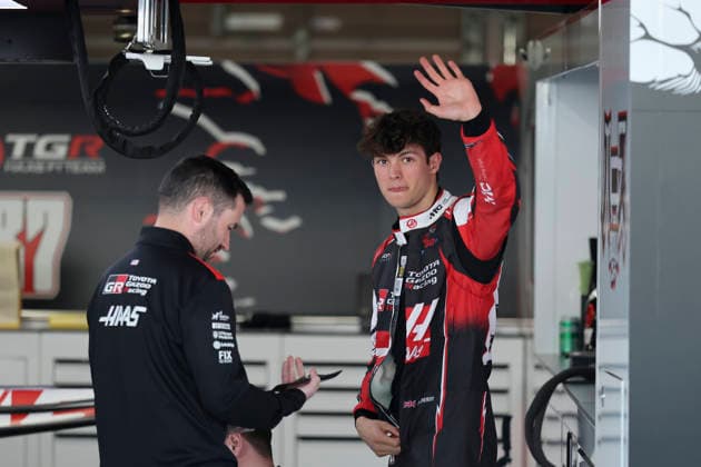 March 26, 2026, Suzuka, Mie, Japan: OLIVER BEARMAN of Haas F1 Team waves to fans after a car setup session ahead of the Formula 1 Japanese Grand Prix at Suzuka Circuit. Suzuka Japan - ZUMAh201 20260326_zsp_h201_025 Copyright: xYichinxHoux