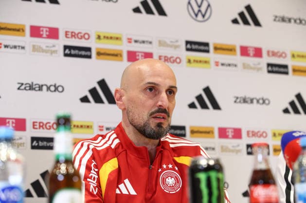26.03.2026, xtgx, Fussball, U21, U 21 Nationalmannschaft, Pressekonferenz emspor, v.l. Antonio Di Salvo (Deutschland, Trainer) Portrait, Portraet, Einzelbild (DFL DFB REGULATIONS PROHIBIT ANY USE OF PHOTOGRAPHS as IMAGE SEQUENCES and or QUASI-VIDEO) Wolfsburg
