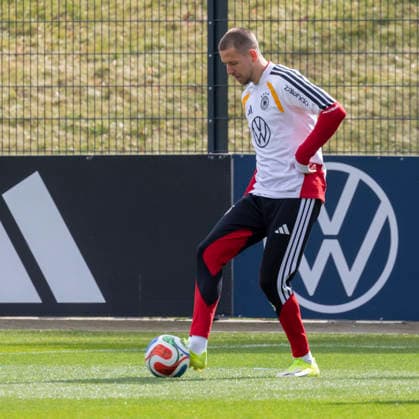 Reportage 26.03.2026 Abschlusstraining der Deutschen Männer Nationalmannschaft in Herzogenaurach vor dem Spiel gegen die Schweiz Waldemar Anton am Ball Herzogenaurach Bayern Deutschland
