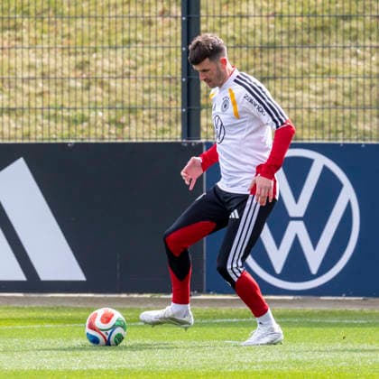 Reportage 26.03.2026 Abschlusstraining der Deutschen Männer Nationalmannschaft in Herzogenaurach vor dem Spiel gegen die Schweiz Pascal Gross am Ball Herzogenaurach Bayern Deutschland