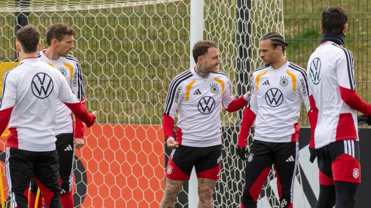 Reportage 26.03.2026 Abschlusstraining der Deutschen Männer Nationalmannschaft in Herzogenaurach vor dem Spiel gegen die Schweiz Gespräche zwischen David Raum und Leroy Sane Herzogenaurach Bayern Deutschland