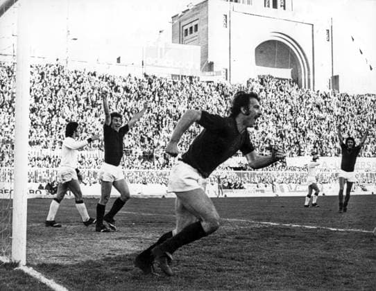 Adriano Novellini (Bologna) Lionello Massimelli (Bologna) Giuseppe Savoldi (Bologna) ; January 20 ; 1974 - Football : Italian championship 1973-1974 ; 14Â°Day ; match between Bologna 3-2 Milan at Renato Dall Ara Stadium ; Bologna, Italy; Joy Goal 3-2 ;( photo by aicfoto)(ITALY) 0855 
