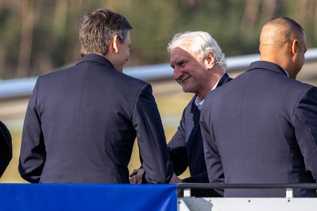 Abreise der DFB Herren Fußball Nationalmannschaft zum Länderspiel in Basel, Nürnberg, 26.03.2026 Rudi Völler, Sportdirektor des DFB, begrüßt am Flughafen Nürnberg Mitglieder der Lufthansa Crew vor dem Abflug der deutschen Herren Fußball Nationalmannschaft nach Basel. Nürnberg Bayern Deutschland