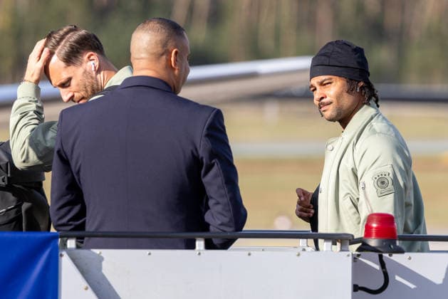 Abreise der DFB Herren Fußball Nationalmannschaft zum Länderspiel in Basel, Nürnberg, 26.03.2026 Oliver Baumann und Serge Gnabry begrüßen am Flughafen Nürnberg Mitglieder der Lufthansa Crew vor dem Einstieg ins Flugzeug und vor dem Abflug der deutschen Herren Fußball Nationalmannschaft nach Basel. Nürnberg Bayern Deutschland