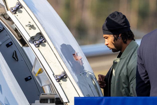 Abreise der DFB Herren Fußball Nationalmannschaft zum Länderspiel in Basel, Nürnberg, 26.03.2026 Serge Gnabry vor dem Einstieg in das Lufthansa Charterflugzeug der deutschen Herren Fußball Nationalmannschaft am Flughafen Nürnberg vor dem Abflug nach Basel. Nürnberg Bayern Deutschland