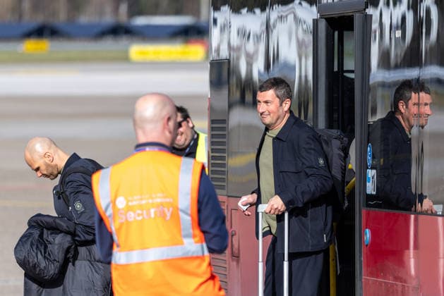 Abreise der DFB Herren Fußball Nationalmannschaft zum Länderspiel in Basel, Nürnberg, 26.03.2026 Andreas Kronenberg, Torwarttrainer der deutschen Herren Fußball Nationalmannschaft, steigt am Flughafen Nürnberg aus dem Bus aus. Links im Bild steht Athletiktrainer Krunoslav Banovicic vor der Weiterreise zum Lufthansa Charterflug nach Basel. Nürnberg Bayern Deutschland