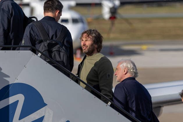 Abreise der DFB Herren Fußball Nationalmannschaft zum Länderspiel in Basel, Nürnberg, 26.03.2026 Stefan Wessels, Torwarttrainer der deutschen Herren Fußball Nationalmannschaft, und Rudi Völler, Sportdirektor des DFB, gehen am Flughafen Nürnberg die Treppe zum Lufthansa Charterflug nach Basel hinauf. Nürnberg Bayern Deutschland