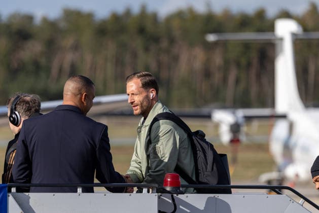 Abreise der DFB Herren Fußball Nationalmannschaft zum Länderspiel in Basel, Nürnberg, 26.03.2026 Oliver Baumann, Torwart der deutschen Herren Fußball Nationalmannschaft, begrüßt am Flughafen Nürnberg Mitglieder der Lufthansa Crew vor dem Abflug nach Basel. Nürnberg Bayern Deutschland