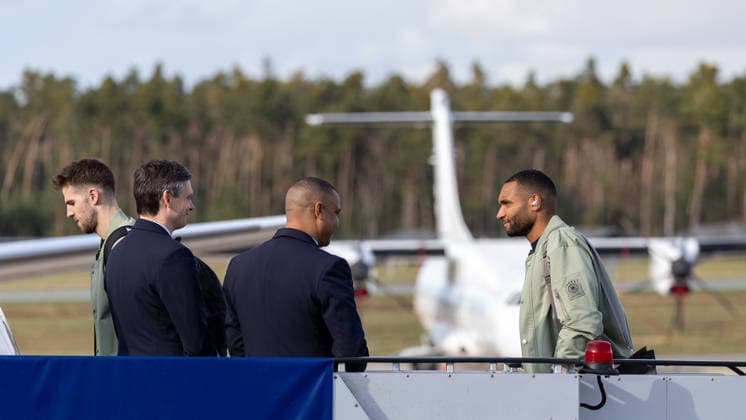 Abreise der DFB Herren Fußball Nationalmannschaft zum Länderspiel in Basel, Nürnberg, 26.03.2026 Jonathan Tah begrüßt am Flughafen Nürnberg Mitglieder der Lufthansa Crew vor dem Einstieg in das Lufthansa Charterflugzeug der deutschen Herren Fußball Nationalmannschaft nach Basel. Nürnberg Bayern Deutschland