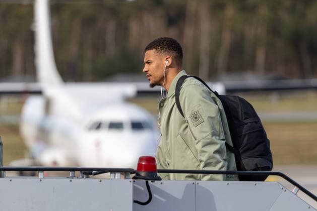 Abreise der DFB Herren Fußball Nationalmannschaft zum Länderspiel in Basel, Nürnberg, 26.03.2026 Kevin Schade am Flughafen Nürnberg vor dem Einstieg in das Lufthansa Charterflugzeug der deutschen Herren Fußball Nationalmannschaft nach Basel. Nürnberg Bayern Deutschland