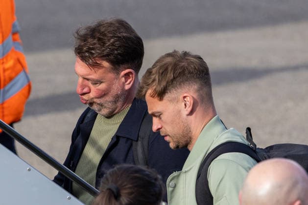 Abreise der DFB Herren Fußball Nationalmannschaft zum Länderspiel in Basel, Nürnberg, 26.03.2026 Dr. Philipp Laux, Sportpsychologe der deutschen Herren Fußball Nationalmannschaft, und Joshua Kimmich am Flughafen Nürnberg beim Einstieg in das Lufthansa Charterflugzeug nach Basel. Nürnberg Bayern Deutschland