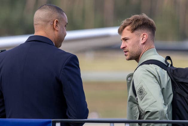 Abreise der DFB Herren Fußball Nationalmannschaft zum Länderspiel in Basel, Nürnberg, 26.03.2026 Spieler und Betreuer der DFB Herren Fußball Nationalmannschaft am Flughafen Nürnberg vor dem Abflug nach Basel. Die Mannschaft reist nach dem Trainingslager bei Adidas in Herzogenaurach mit einem Lufthansa Charterflug zum WM-Vorbereitungsländerspiel gegen die Schweiz. Nürnberg Bayern Deutschland