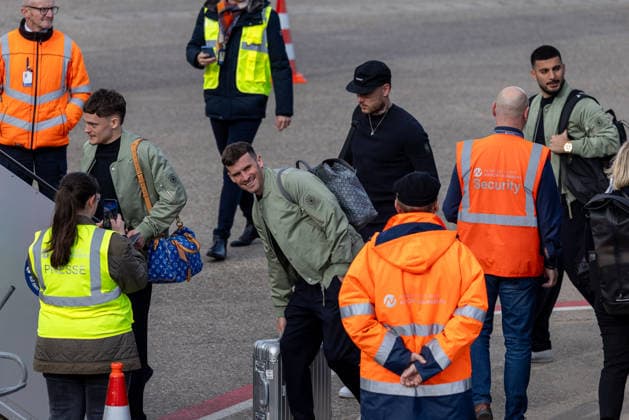 Abreise der DFB Herren Fußball Nationalmannschaft zum Länderspiel in Basel, Nürnberg, 26.03.2026 Spieler und Betreuer der DFB Herren Fußball Nationalmannschaft am Flughafen Nürnberg vor dem Abflug nach Basel. Die Mannschaft reist nach dem Trainingslager bei Adidas in Herzogenaurach mit einem Lufthansa Charterflug zum WM-Vorbereitungsländerspiel gegen die Schweiz. Nürnberg Bayern Deutschland