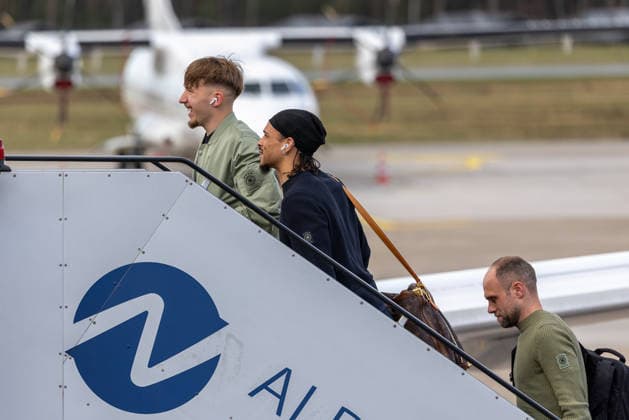 Abreise der DFB Herren Fußball Nationalmannschaft zum Länderspiel in Basel, Nürnberg, 26.03.2026 Lennart Karl und Leroy SanÃ von der deutschen Herren Fußball Nationalmannschaft gehen am Flughafen Nürnberg die Treppe zum Lufthansa Charterflugzeug nach Basel hinauf. Nürnberg Bayern Deutschland