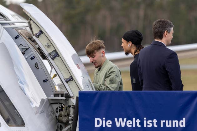 Abreise der DFB Herren Fußball Nationalmannschaft zum Länderspiel in Basel, Nürnberg, 26.03.2026 Lennart Karl und Leroy SanÃ von der deutschen Herren Fußball Nationalmannschaft am Flughafen Nürnberg vor dem Einstieg in das Lufthansa Charterflugzeug nach Basel. Nürnberg Bayern Deutschland