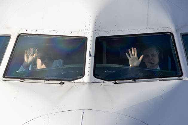 Abreise der DFB Herren Fußball Nationalmannschaft zum Länderspiel in Basel, Nürnberg, 26.03.2026 Die Piloten des Lufthansa Airbus A319 Charterflugzeugs verabschieden sich im Cockpitfenster am Flughafen Nürnberg kurz vor dem Start nach Basel. Nürnberg Bayern Deutschland