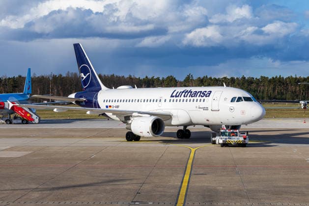 Abreise der DFB Herren Fußball Nationalmannschaft zum Länderspiel in Basel, Nürnberg, 26.03.2026 Lufthansa Airbus A319-100 auf dem Vorfeld des Flughafens Nürnberg während des Pushback vor dem Abflug der deutschen Herren Fußball Nationalmannschaft nach Basel. Nürnberg Bayern Deutschland