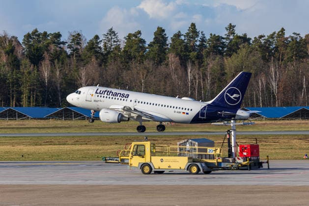 Abreise der DFB Herren Fußball Nationalmannschaft zum Länderspiel in Basel, Nürnberg, 26.03.2026 Lufthansa Airbus A319-100, Kennzeichen D-AIBF, beim Start auf der Startbahn des Flughafens Nürnberg vor dem Abflug der deutschen Herren Fußball Nationalmannschaft nach Basel. Nürnberg Bayern Deutschland