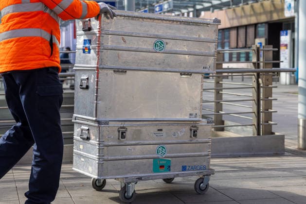 Abreise der DFB Herren Fußball Nationalmannschaft zum Länderspiel in Basel, Nürnberg, 26.03.2026 Gepäck der deutschen Herren Fußball Nationalmannschaft wird in großen Transportkisten am Flughafen Nürnberg zum Lufthansa Charterflug nach Basel transportiert. Nürnberg Bayern Deutschland