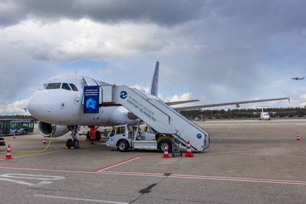 Abreise der DFB Herren Fußball Nationalmannschaft zum Länderspiel in Basel, Nürnberg, 26.03.2026 Lufthansa Airbus A319 Charterflugzeug der deutschen Herren Fußball Nationalmannschaft auf dem Vorfeld des Flughafens Nürnberg vor dem Abflug zum Spiel in die Schweiz nach Basel. Nürnberg Bayern Deutschland