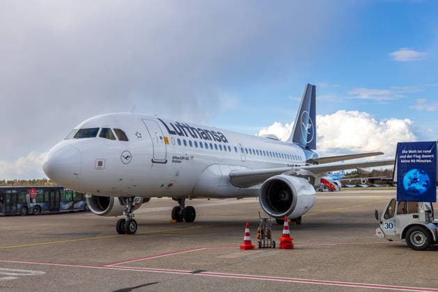 Abreise der DFB Herren Fußball Nationalmannschaft zum Länderspiel in Basel, Nürnberg, 26.03.2026 Lufthansa Airbus A319 der deutschen Herren Fußball Nationalmannschaft kurz vor Abflug auf dem Vorfeld des Flughafens Nürnberg vor dem Abflug zum Spiel in die Schweiz nach Basel. Nürnberg Bayern Deutschland