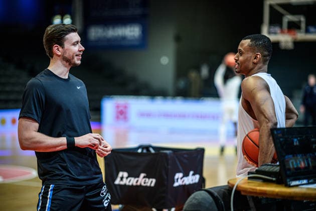 easycredit BBL Basketball Bundesliga 2025 2026 Nachholspiel 5. Spieltag 26.03.2026 Science City Jena vs Veolia Towers Hamburg v.re. im Austausch die ehemaligen Mitspieler Chris Carter (Jena) und Niklas Wimberg (Hamburg) Sparkassen Arena