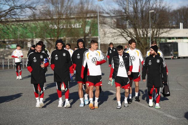 26.03.2026, xtgx, Fussball, U21, U 21 Nationalmannschaft, Abschlusstraining emspor, v.l. Mannschaft auf dem Weg zum Trainingsplatz (DFL DFB REGULATIONS PROHIBIT ANY USE OF PHOTOGRAPHS as IMAGE SEQUENCES and or QUASI-VIDEO) Wolfsburg
