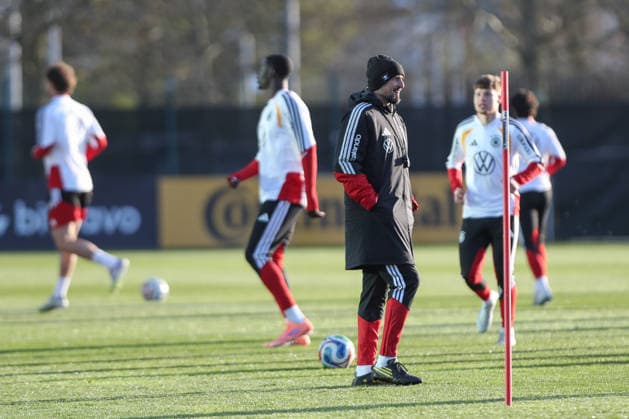 26.03.2026, xtgx, Fussball, U21, U 21 Nationalmannschaft, Abschlusstraining emspor, v.l. Antonio Di Salvo (Deutschland, Trainer) (DFL DFB REGULATIONS PROHIBIT ANY USE OF PHOTOGRAPHS as IMAGE SEQUENCES and or QUASI-VIDEO) Wolfsburg