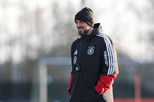 26.03.2026, xtgx, Fussball, U21, U 21 Nationalmannschaft, Abschlusstraining emspor, v.l. Antonio Di Salvo (Deutschland, Trainer) (DFL DFB REGULATIONS PROHIBIT ANY USE OF PHOTOGRAPHS as IMAGE SEQUENCES and or QUASI-VIDEO) Wolfsburg
