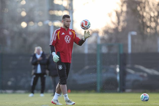 26.03.2026, xtgx, Fussball, U21, U 21 Nationalmannschaft, Pressekonferenz emspor, v.l. Mio Backhaus (Deutschland) (DFL DFB REGULATIONS PROHIBIT ANY USE OF PHOTOGRAPHS as IMAGE SEQUENCES and or QUASI-VIDEO) Wolfsburg