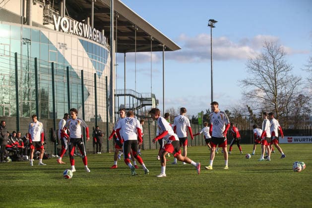 26.03.2026, xtgx, Fussball, U21, U 21 Nationalmannschaft, Pressekonferenz emspor, v.l. Training vor der Volkswagen Arena (DFL DFB REGULATIONS PROHIBIT ANY USE OF PHOTOGRAPHS as IMAGE SEQUENCES and or QUASI-VIDEO) Wolfsburg