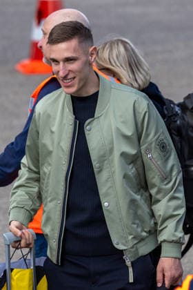 Abreise der DFB Herren Fußball Nationalmannschaft zum Länderspiel in Basel, Nürnberg, 26.03.2026 Nationalspieler Nico Schlotterbeck am Flughafen Nürnberg vor dem Einstieg in das Lufthansa Charterflugzeug nach Basel Nürnberg Bayern Deutschland