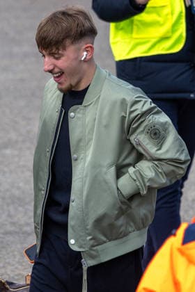 Abreise der DFB Herren Fußball Nationalmannschaft zum Länderspiel in Basel, Nürnberg, 26.03.2026 Nationalspieler Lennart Karl mit guter Laune am Flughafen Nürnberg vor dem Einstieg in das Lufthansa Charterflugzeug nach Basel zu möglicherweise seinen ersten Länderspieleinsatz. Nürnberg Bayern Deutschland