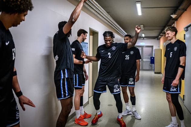 easycredit BBL Basketball Bundesliga 2025 2026 Nachholspiel 5. Spieltag 26.03.2026 Science City Jena vs Veolia Towers Hamburg Die Mannschaft von Hamburg beschwingt im Kabinengang. Mitte Leonard Thorpe Jr. tanzt Sparkassen Arena