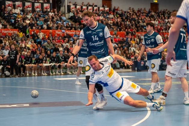 26.03.2026, xdobgx, Handball Daikin HBL, Handball Verein Hamburg - Bergischer HC v.l. Niklas Weller (Handball Sport Verein Hamburg, 13) beim Wurf, in action, throwing, Gerdas Babarskas (Bergischer HC, 14)